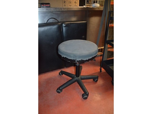 Zwart opvouwbare massagetafel, ronde kruk op wielen, rechthoekige spiegel, metalen rolrek, rekje zwart 3 etages (1,2,3,15,16) - afbeelding 9 van  10