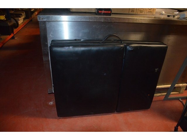 Zwart opvouwbare massagetafel, ronde kruk op wielen, rechthoekige spiegel, metalen rolrek, rekje zwart 3 etages (1,2,3,15,16) - afbeelding 10 van  10