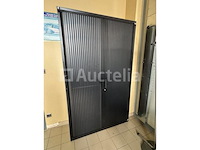 Zwarte kast met 2 gordijndeuren