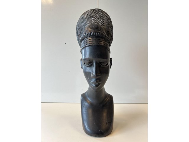 Zwarte masieve vrouwebuste - afbeelding 1 van  4