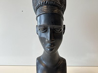 Zwarte masieve vrouwebuste - afbeelding 1 van  4