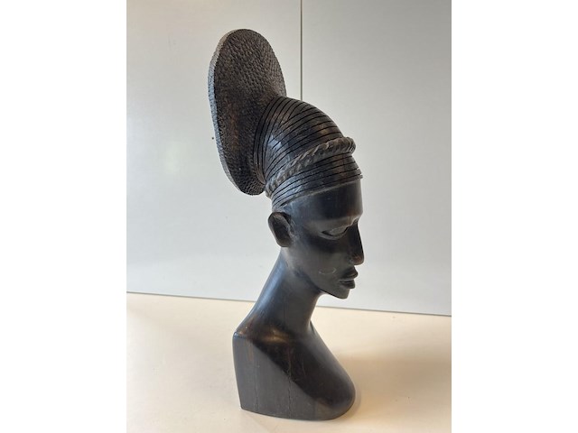 Zwarte masieve vrouwebuste - afbeelding 4 van  4