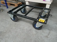 Zwarte metalen transportkar op luchtbanden