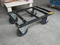 Zwarte metalen transportkar op luchtbanden - afbeelding 2 van  3