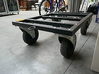 Zwarte metalen transportkar op luchtbanden - afbeelding 3 van  3