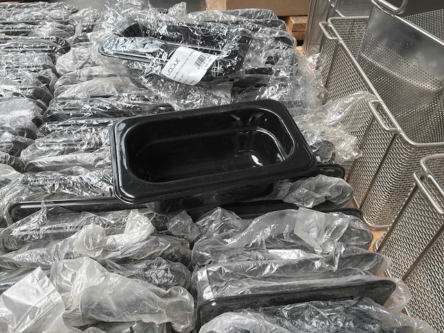 Zwarte plastic bakjes gn 1/3 (65x) - afbeelding 1 van  3