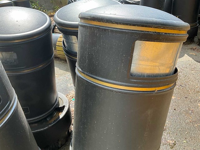 Zwarte plastic vuilbakken met metalen binnenbak (4x) - afbeelding 3 van  5