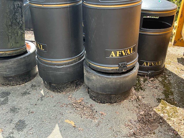 Zwarte plastic vuilbakken met metalen binnenbak (5x) - afbeelding 2 van  7