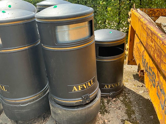Zwarte plastic vuilbakken met metalen binnenbak (5x) - afbeelding 3 van  7