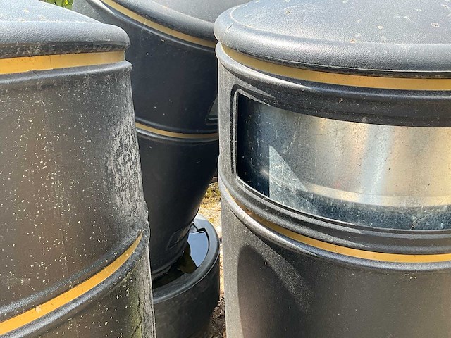 Zwarte plastic vuilbakken met metalen binnenbak (5x) - afbeelding 7 van  7
