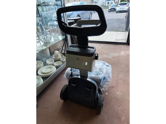 Zwembadrobot maytronics dolphin zenit op bijbehorende transportcaddy met transformator (nieuw) - afbeelding 3 van  6