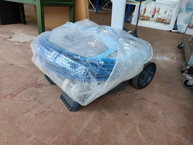 Zwembadrobot maytronics dolphin zenit op bijbehorende transportcaddy met transformator (nieuw) - afbeelding 5 van  6